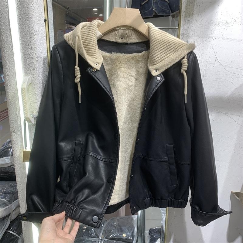 Ženska kožna jakna s kapuljom, podstavljena ovčjom vunom, kratka duljina, gradski stil, s tri gumba