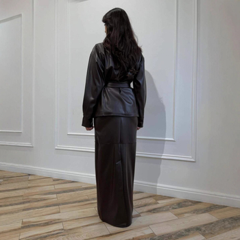 Ženski kožni set: jakna s V-izrezom i vezanim detaljima te duga bodycon haljina, retro stil
