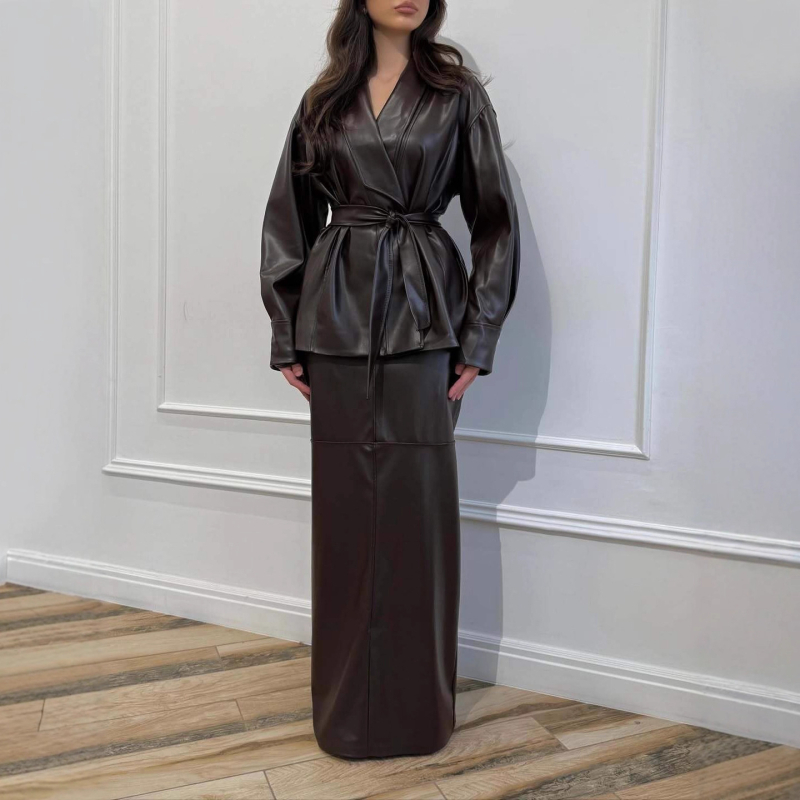 Ženski kožni set: jakna s V-izrezom i vezanim detaljima te duga bodycon haljina, retro stil