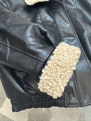 Ženska PU kožna motociklistička jakna, kratka labava silueta, dugi rukavi, rever ovratnik, duljina 40–50 cm, zimski stil