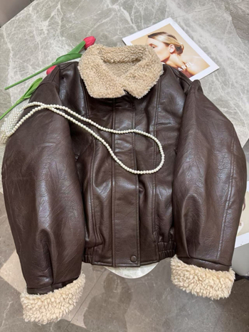 Ženska PU kožna motociklistička jakna, kratka labava silueta, dugi rukavi, rever ovratnik, duljina 40–50 cm, zimski stil