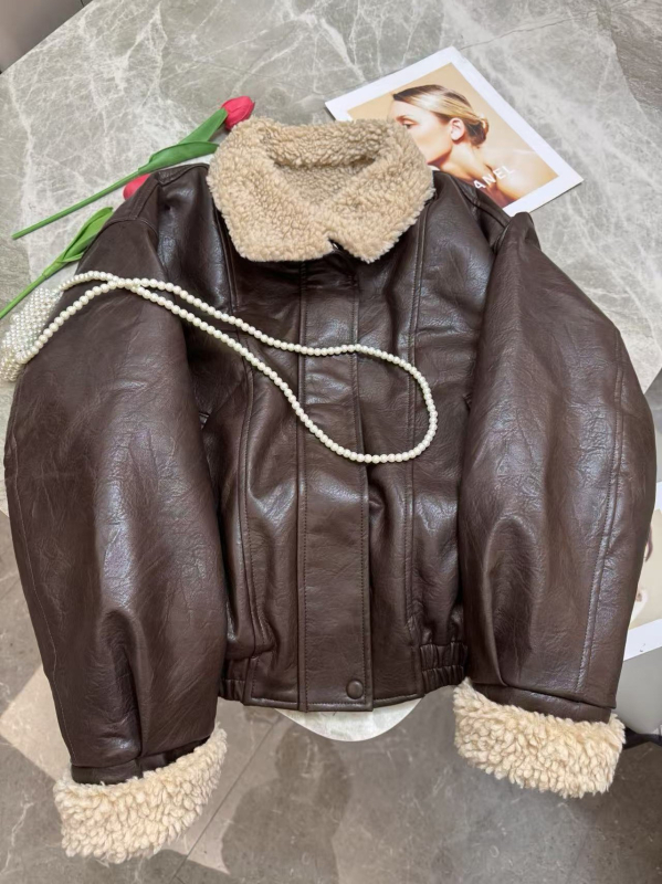 Ženska PU kožna motociklistička jakna, kratka labava silueta, dugi rukavi, rever ovratnik, duljina 40–50 cm, zimski stil