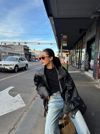 Geacă din PU piele ecologică, croială lejeră, mâneci lungi, guler Turn-down, lungime normală