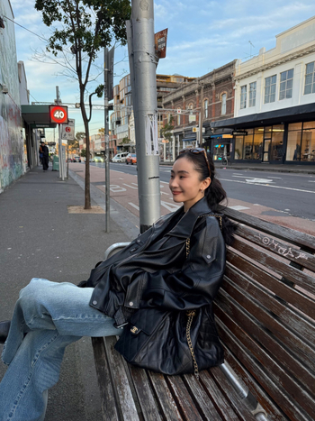 Geacă din PU piele ecologică, croială lejeră, mâneci lungi, guler Turn-down, lungime normală