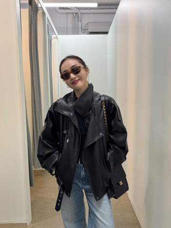 Geacă din PU piele ecologică, croială lejeră, mâneci lungi, guler Turn-down, lungime normală