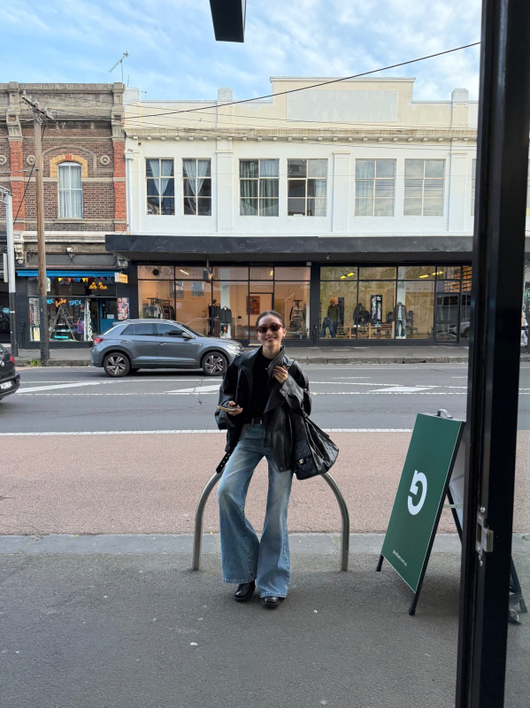 Geacă din PU piele ecologică, croială lejeră, mâneci lungi, guler Turn-down, lungime normală