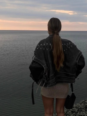 Изкуствено кожено яке, поло яка, цип за закопчаване, свободна кройка, уличен стил