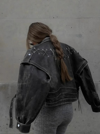 Изкуствено кожено яке, поло яка, цип за закопчаване, свободна кройка, уличен стил