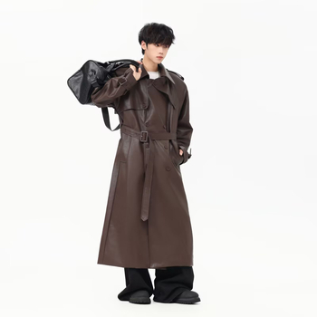 Palton de bărbați din piele PU, croială lejeră, lung în stil trench, cu curea, culoare uni.