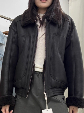 Ethos női műbőr kabát, műbőr prém gallérral, cipzáras zárás, középmagassú hosszúság, lazán szabott