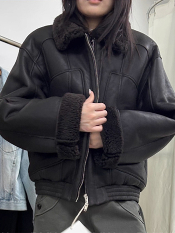 Ethos női műbőr kabát, műbőr prém gallérral, cipzáras zárás, középmagassú hosszúság, lazán szabott