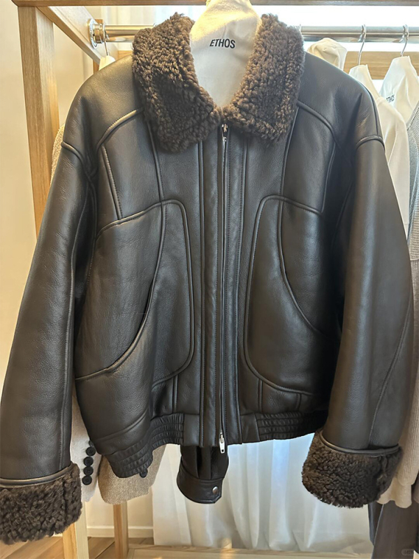 Ethos női műbőr kabát, műbőr prém gallérral, cipzáras zárás, középmagassú hosszúság, lazán szabott