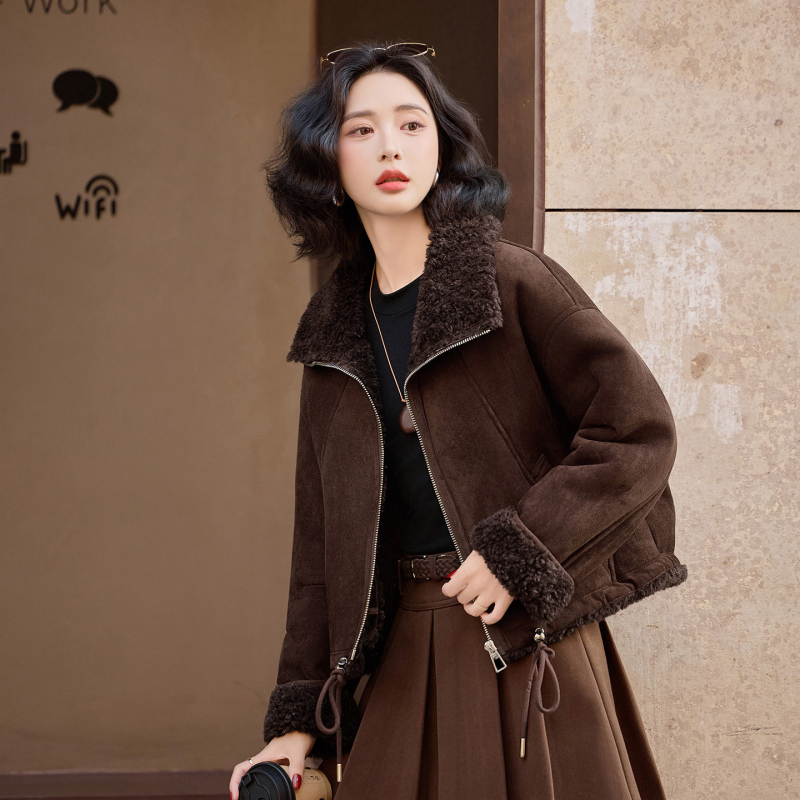 Jachetă de piele pentru femei cu insertie de blană sintetică și velur, fermoar frontal, croială în A, Iarnă 2025