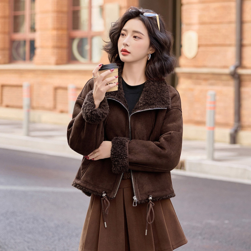 Jachetă de piele pentru femei cu insertie de blană sintetică și velur, fermoar frontal, croială în A, Iarnă 2025