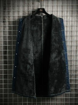 Palton din bumbac 71–85%, căptușeală din catifea, țesătură groasă, închidere cu nasturi simple, croială largă