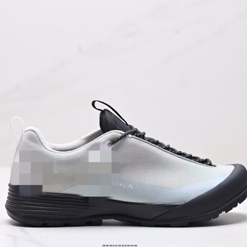 Túracipő velúr felsőrésszel, gumírozott talppal, csúszásmentes, elöl kötős zár