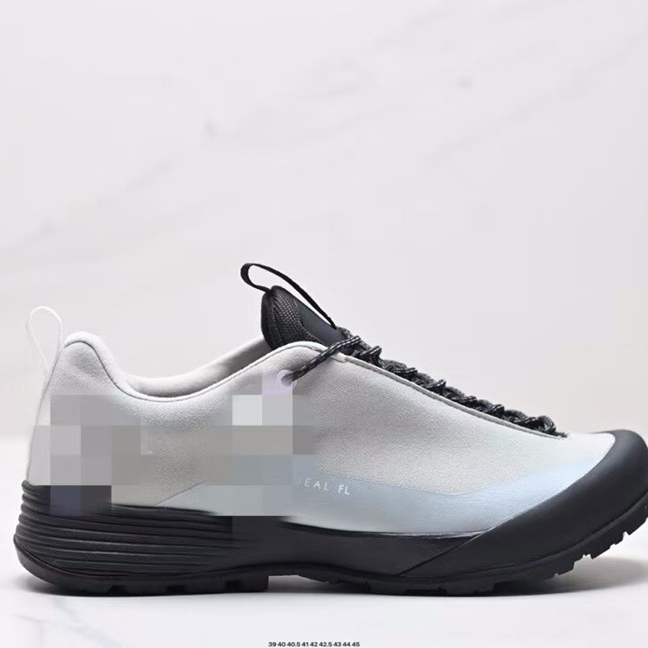 Túracipő velúr felsőrésszel, gumírozott talppal, csúszásmentes, elöl kötős zár