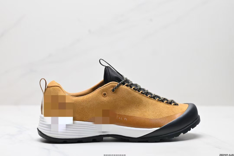 Túracipő velúr felsőrésszel, gumírozott talppal, csúszásmentes, elöl kötős zár