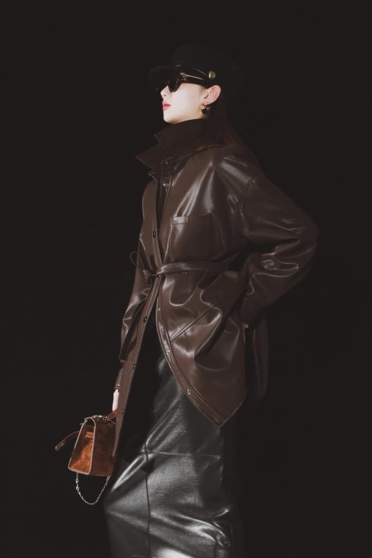 Jachetă din piele de miel pentru femei, decolteu în V, mâneci lungi, stil urban (Primăvara 2024)