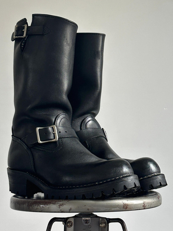 Férfiaknak készült retro motoros csizma csattal, alacsony szár, velúr felső, vulkanizált talp, PU belső