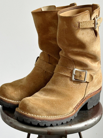 Férfiaknak készült retro motoros csizma csattal, alacsony szár, velúr felső, vulkanizált talp, PU belső