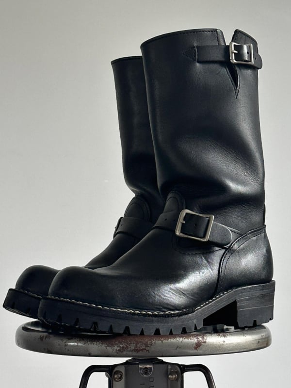 Férfiaknak készült retro motoros csizma csattal, alacsony szár, velúr felső, vulkanizált talp, PU belső