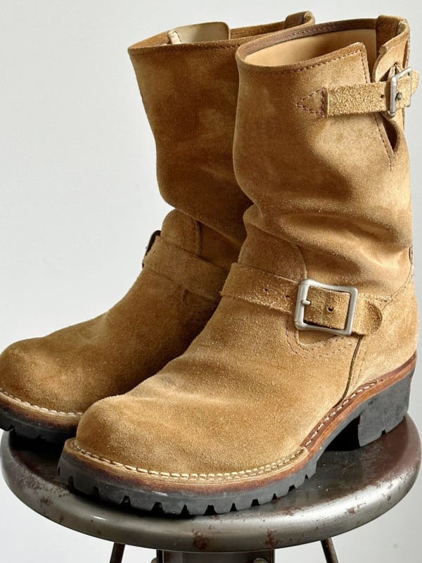 Férfiaknak készült retro motoros csizma csattal, alacsony szár, velúr felső, vulkanizált talp, PU belső