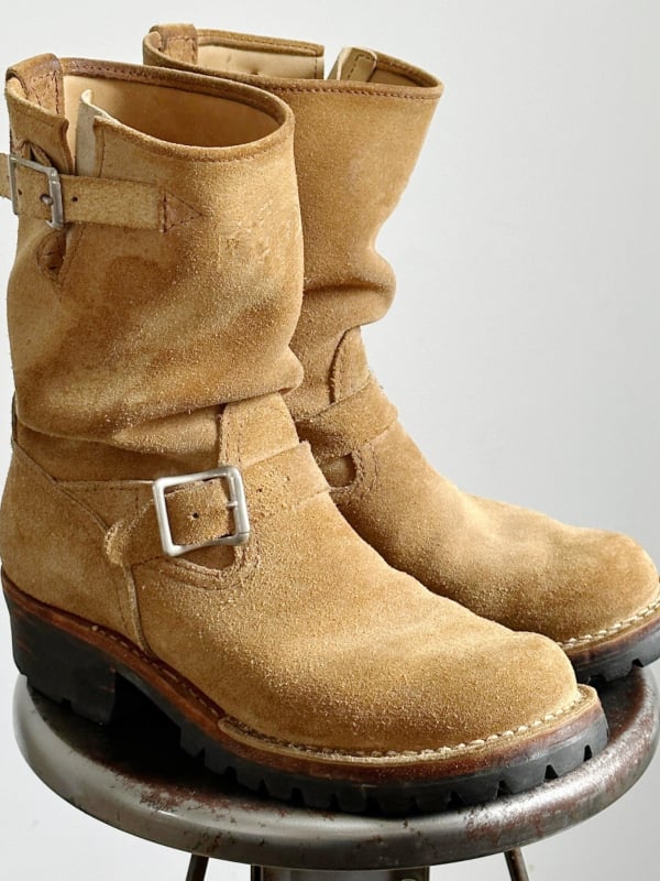 Férfiaknak készült retro motoros csizma csattal, alacsony szár, velúr felső, vulkanizált talp, PU belső