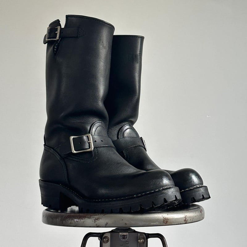 Férfiaknak készült retro motoros csizma csattal, alacsony szár, velúr felső, vulkanizált talp, PU belső