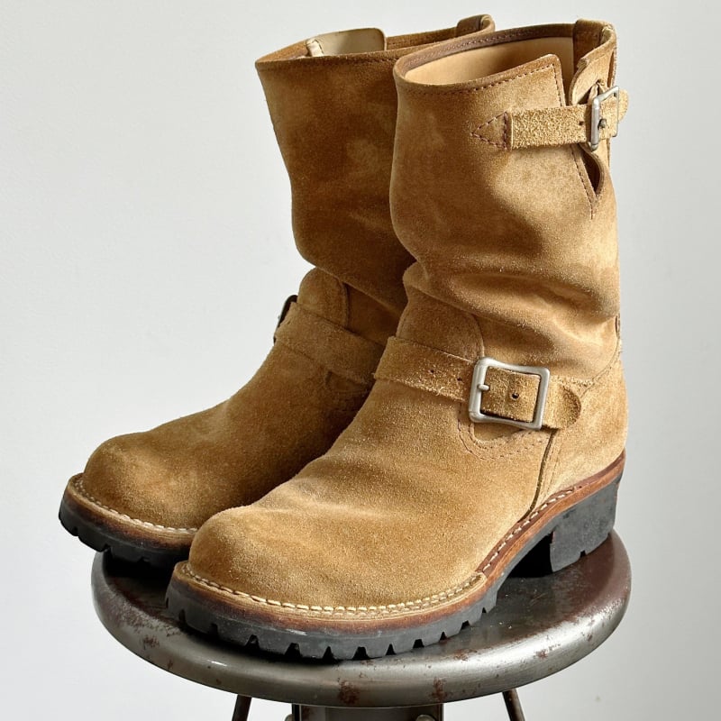 Férfiaknak készült retro motoros csizma csattal, alacsony szár, velúr felső, vulkanizált talp, PU belső