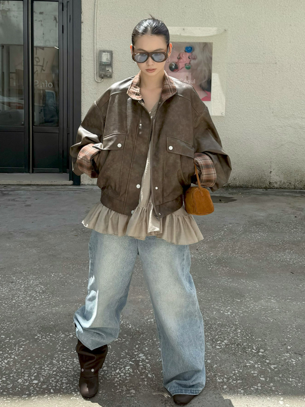 Lažna kožna jakna s oversize kariranim uzorkom, zatvaranje patentnim zatvaračem, džepovi s duplim klapama, širok kroj, dugi rukavi