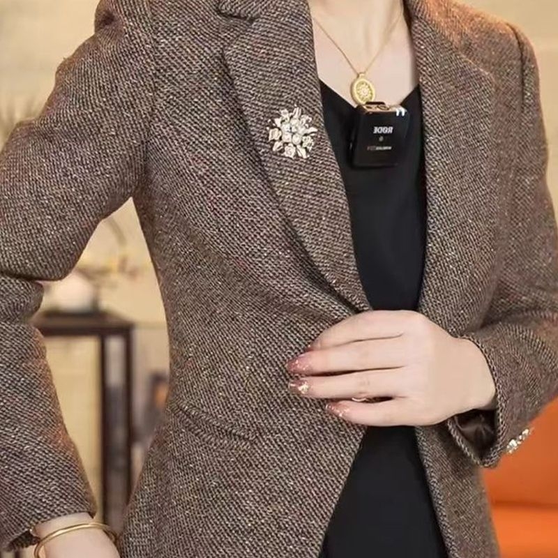 Дамски малък костюм: късо сако с поло яка, без ръкави, Chenille плат, еластан 80–90%, единично закопчаване