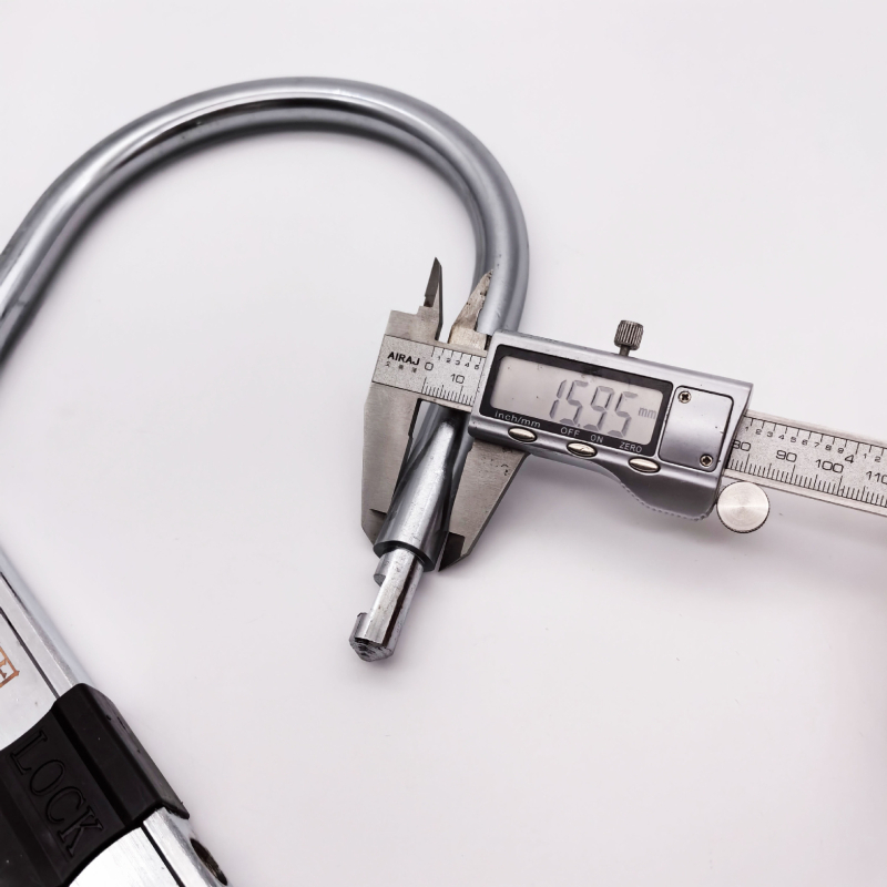 Motociklistička U-zaključnica s anti-pry dizajnom, čelično tijelo, model 215, 0,99 kg, namijenjena za motocikle i tricikle