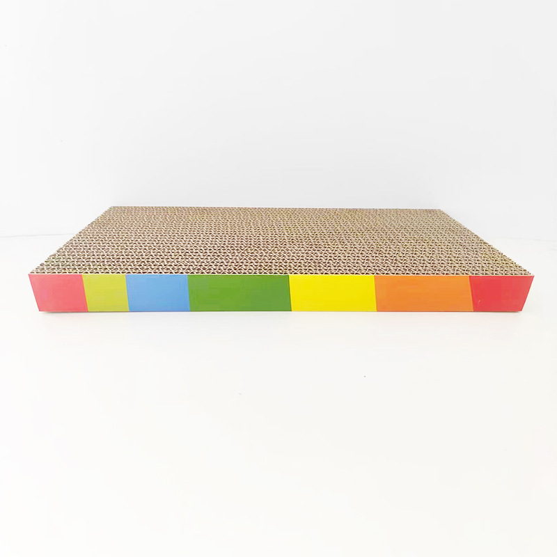 Mačja grebalica od valovitog papira, minimalistički stil, otporna na habanje