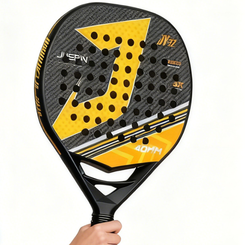 Padel-teniski reket s karbonskim vlaknima, masa 95–100 g, horizontalni način udara, pogodna za badminton i tenis