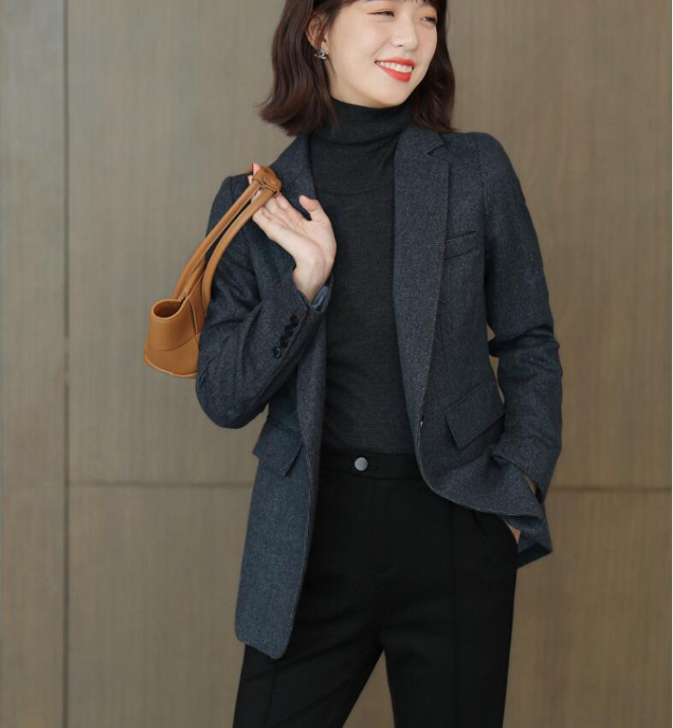Ženski vuneni sako u kostimskom stilu, slim fit, jedno dugme, dugi rukavi, standardna duljina, 50–70% vuna, elastin <30%, regenerirana vlakna, jesen 2025