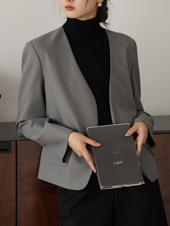 Sacou dama fără guler, stil britanic, croială lejeră, mâneci lungi, lungime 50-65 cm