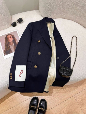 Sacou feminin de costum: nasturi dubli, broderie, poliester, lungime medie, rever de costum (Toamna 2023)