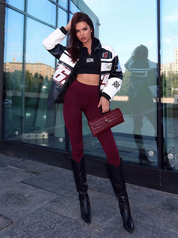 Ženska kožna jakna, street hipster stil, zatvaranje na zip, rever ovratnik, srednja duljina.