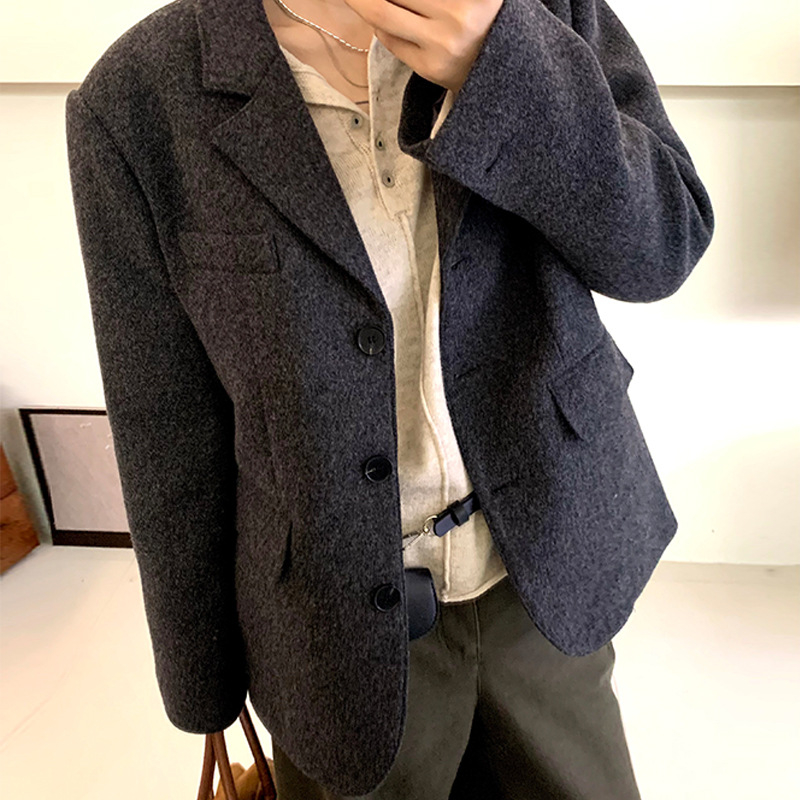 Sacou dama din lână, croială lejeră, închidere cu nasturi, guler de tip sacou, mâneci lungi, 95% lână, iarnă 2025