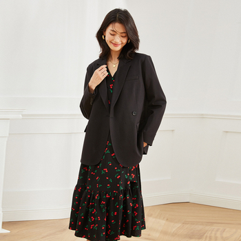 Sacou de damă în stil costum, croială ușoară, guler de sacou, nasturi dubli, mâneci lungi; primăvara 2024; material: fibră regenerată de celuloză, poliester și lână