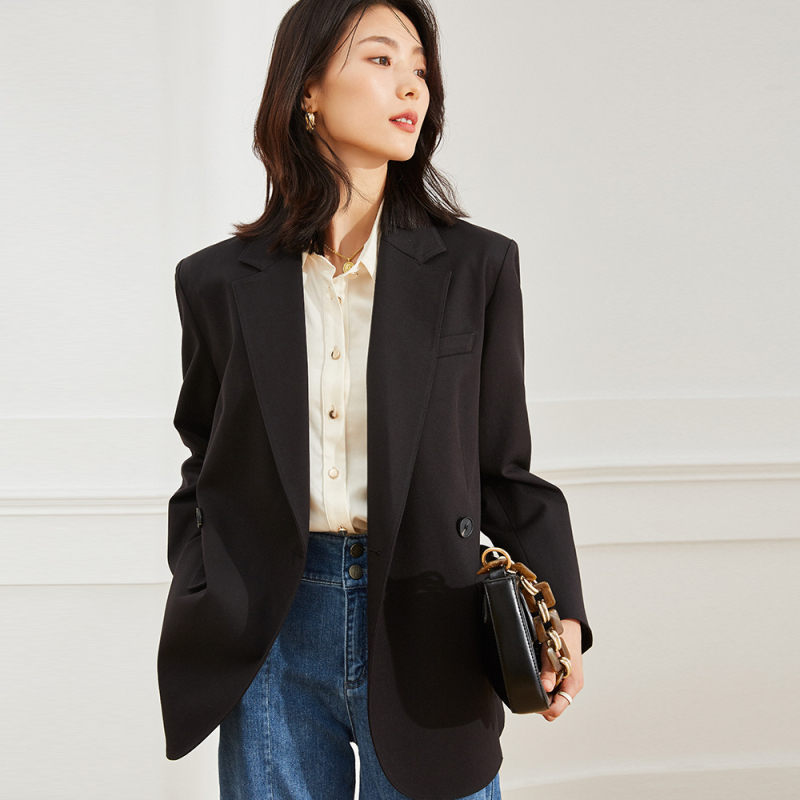 Sacou de damă în stil costum, croială ușoară, guler de sacou, nasturi dubli, mâneci lungi; primăvara 2024; material: fibră regenerată de celuloză, poliester și lână