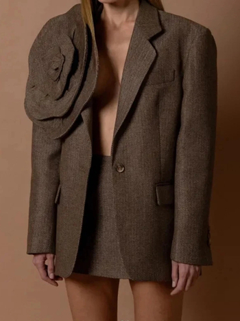 Blazer damă, croială lejeră, decolteu în V, nasturi la un singur rând, amestec poliester-bumbac, toamnă 2025.