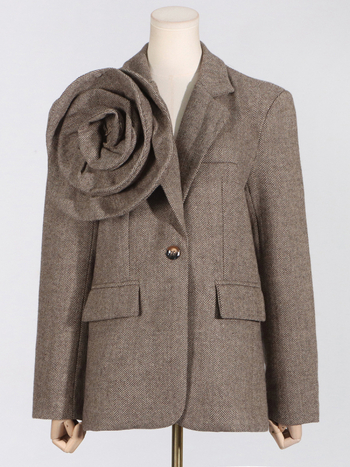 Blazer damă, croială lejeră, decolteu în V, nasturi la un singur rând, amestec poliester-bumbac, toamnă 2025.