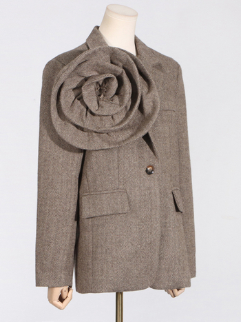 Blazer damă, croială lejeră, decolteu în V, nasturi la un singur rând, amestec poliester-bumbac, toamnă 2025.