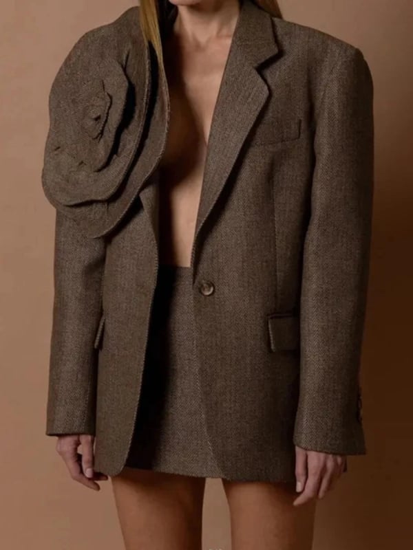 Blazer damă, croială lejeră, decolteu în V, nasturi la un singur rând, amestec poliester-bumbac, toamnă 2025.