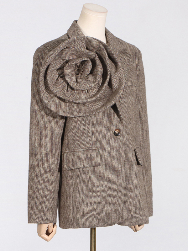 Blazer damă, croială lejeră, decolteu în V, nasturi la un singur rând, amestec poliester-bumbac, toamnă 2025.