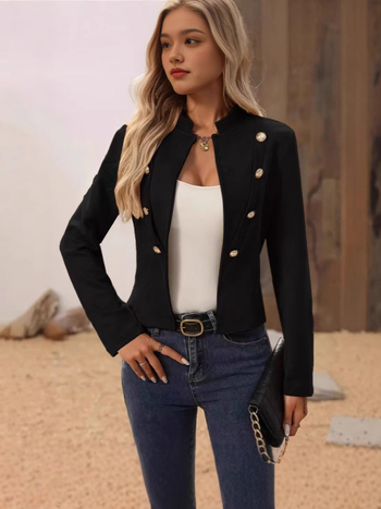 Sacou damă slim-fit cu nasturi dubli decorativi, guler înalt, mâneci lungi, țesătură costum din poliester 95%+ și elastan <30%, lungime 50–65 cm