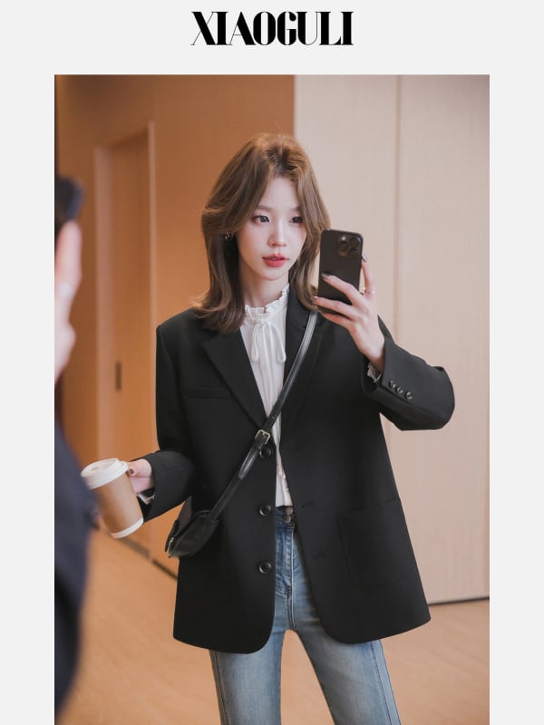 Sacou de costum feminin cu croială dreaptă, rever plat, închidere cu nasturi pe un rând, mâneci lungi, țesătură mercerizată