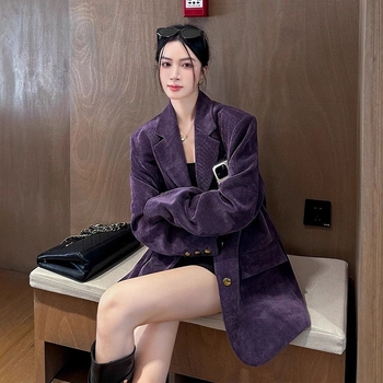 Sacou damă din corduroy, croială lejeră, închidere cu nasturi simpli, guler sacou, mâneci lungi, toamnă–iarna 2025